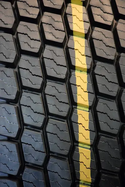 Tek bir sarı şeritli araba lastiğinden yapılmış.
