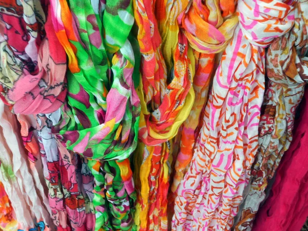 Moda aksesuarları, renkli ipek eşarplar, kürsüde teşhir edilmiş, detaylar.