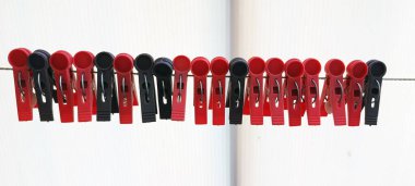 Beyaz arkaplanda kırmızı ve siyah mandallar