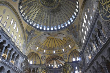 Fatih, İstanbul, Türkiye - 6 Eylül 2022: Ayasofya (Türkçe: Ayasofya), resmi olarak cami, ama İstanbul 'da da büyük bir kültürel ve tarihi yer - Ayasofya Sofya' nın iç kesimi