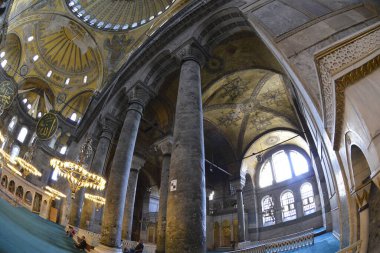 Fatih, İstanbul, Türkiye - 6 Eylül 2022: Ayasofya (Türkçe: Ayasofya), resmi olarak cami, ama İstanbul 'da da büyük bir kültürel ve tarihi yer - Ayasofya Sofya' nın iç kesimi