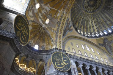 Fatih, İstanbul, Türkiye - 6 Eylül 2022: Ayasofya (Türkçe: Ayasofya), resmi olarak cami, ama İstanbul 'da da büyük bir kültürel ve tarihi yer - Ayasofya Sofya' nın iç kesimi