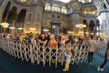 Fatih, İstanbul, Türkiye - 6 Eylül 2022: Ayasofya (Türkçe: Ayasofya), resmi olarak cami, ama İstanbul 'da da büyük bir kültürel ve tarihi yer - Ayasofya Sofya' nın iç kesimi