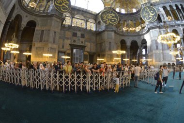Fatih, İstanbul, Türkiye - 6 Eylül 2022: Ayasofya (Türkçe: Ayasofya), resmi olarak cami, ama İstanbul 'da da büyük bir kültürel ve tarihi yer - Ayasofya Sofya' nın iç kesimi