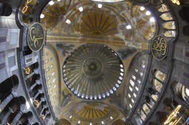 Fatih, İstanbul, Türkiye - 6 Eylül 2022: Ayasofya (Türkçe: Ayasofya), resmi olarak cami, ama İstanbul 'da da büyük bir kültürel ve tarihi yer - Ayasofya Sofya' nın iç kesimi