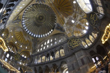 Fatih, İstanbul, Türkiye - 6 Eylül 2022: Ayasofya (Türkçe: Ayasofya), resmi olarak cami, ama İstanbul 'da da büyük bir kültürel ve tarihi yer - Ayasofya Sofya' nın iç kesimi