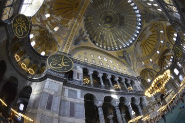 Fatih, İstanbul, Türkiye - 6 Eylül 2022: Ayasofya (Türkçe: Ayasofya), resmi olarak cami, ama İstanbul 'da da büyük bir kültürel ve tarihi yer - Ayasofya Sofya' nın iç kesimi