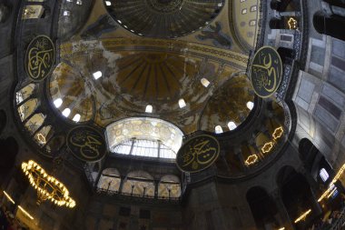 Fatih, İstanbul, Türkiye - 6 Eylül 2022: Ayasofya (Türkçe: Ayasofya), resmi olarak cami, ama İstanbul 'da da büyük bir kültürel ve tarihi yer - Ayasofya Sofya' nın iç kesimi