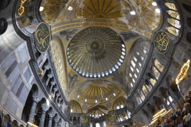Fatih, İstanbul, Türkiye - 6 Eylül 2022: Ayasofya (Türkçe: Ayasofya), resmi olarak cami, ama İstanbul 'da da büyük bir kültürel ve tarihi yer - Ayasofya Sofya' nın iç kesimi