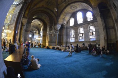 Fatih, İstanbul, Türkiye - 6 Eylül 2022: Ayasofya (Türkçe: Ayasofya), resmi olarak cami, ama İstanbul 'da da büyük bir kültürel ve tarihi yer - Ayasofya Sofya' nın iç kesimi