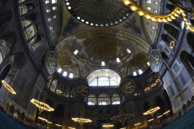 Fatih, İstanbul, Türkiye - 6 Eylül 2022: Ayasofya (Türkçe: Ayasofya), resmi olarak cami, ama İstanbul 'da da büyük bir kültürel ve tarihi yer - Ayasofya Sofya' nın iç kesimi