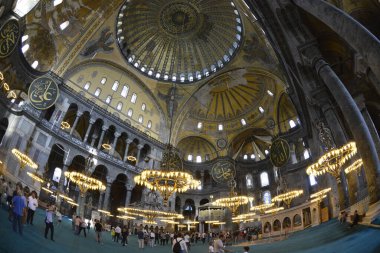 Fatih, İstanbul, Türkiye - 6 Eylül 2022: Ayasofya (Türkçe: Ayasofya), resmi olarak cami, ama İstanbul 'da da büyük bir kültürel ve tarihi yer - Ayasofya Sofya' nın iç kesimi