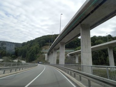 Karadağ 'daki dağlardan geçen, sinyal ve koruma çitleri olan otoyol ve tüneller