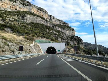 Karadağ 'daki dağlardan geçen, sinyal ve koruma çitleri olan otoyol ve tüneller