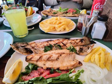 Bir balık restoranında öğle yemeği.