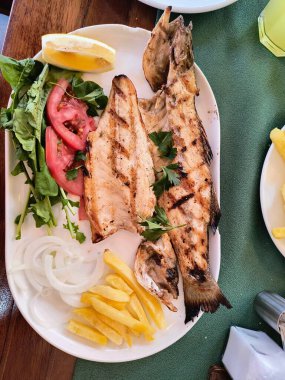 Bir balık restoranında öğle yemeği.