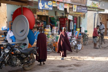 Mtowambu, Tanzanya - 12 Ekim 2022: Tanzanya 'nın küçük Mtowambu kasabasında bir sokak manzarası.