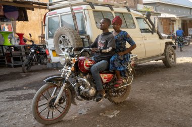 Mtowambu, Tanzanya - 12 Ekim 2022: Tanzanya 'nın Mtowambu kasabasında motosiklet süren bir çift.