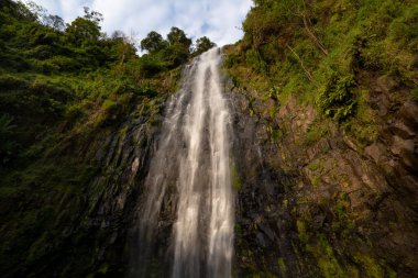 Kilimanjaro Dağı, Tanzanya 'nın yamaçlarında güneşli bir şelale.