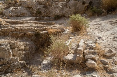 Prat Kanyonu 'nun üzerinde, İsrail' de, Prat nehrinin suyunun Jericho ovasına taşındığı bir Roma su kemerinin kalıntıları var..