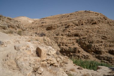 Prat Kanyonu 'nun üzerinde, İsrail' de, Prat nehrinin suyunun Jericho ovasına taşındığı bir Roma su kemerinin kalıntıları var..