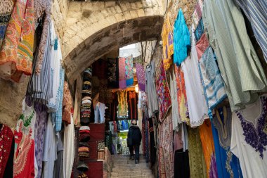 Kudüs, İsrail - 12 Kasım 2022: Eski İsrail 'in Kudüs kentinin büyük pazarında satılık renkli giyim ve tekstil ürünleri. 