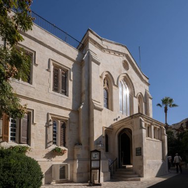 Kudüs, İsrail - 12 Kasım 2022: Güneşli bir günde, İsrail 'in Kudüs kentindeki bir Anglikan kilisesi olan İsa Kilisesi' nin dışı.