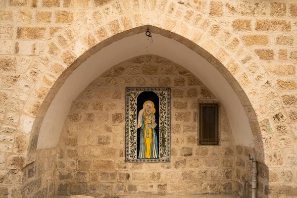 イスラエル エルサレム 2022年11月12日 イスラエル エルサレムのアルメニア人街の城壁の上に立つマリアと赤ん坊イエスの壁画 — ストック写真