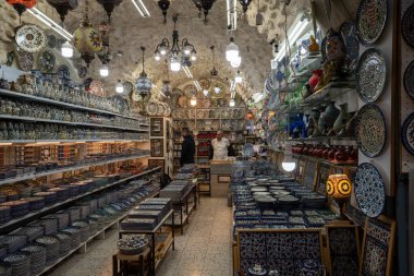 Kudüs, İsrail - 12 Kasım 2022: İsrail 'in eski Kudüs kentindeki Arap pazarında bir Ermeni seramik dükkanı.