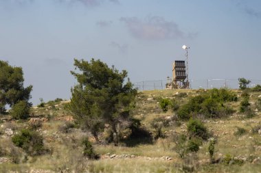 Kudüs, İsrail - 6 Mayıs 2022: Bir Demir Kubbe anti roket bataryası, İsrail 'in Kudüs yakınlarındaki Judea dağlarında konuşlandırıldı.
