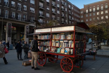 Budapeşte, Macaristan - 25 Kasım 2022: Budapeşte, Macaristan 'da bir şehir meydanında mobil bir ikinci el kitapçı.