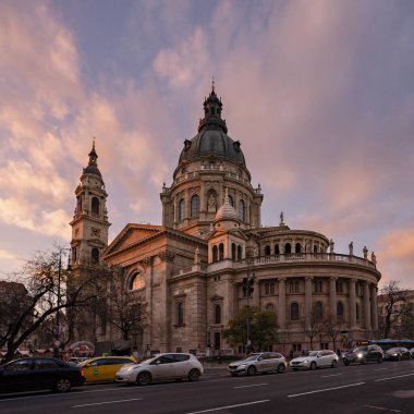 Budapeşte, Macaristan - 25 Kasım 2022: Saint Stephen Bazilikası alacakaranlık saatinde, kısmen bulutlu bir günde.