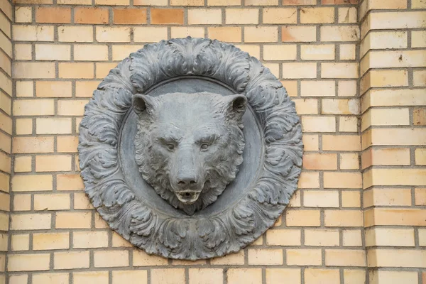 stock image Budapest, Hungary - November 26th, 2022: A bear head wall decoration made of bronze, on a brick wall in Budapest, Hungary.