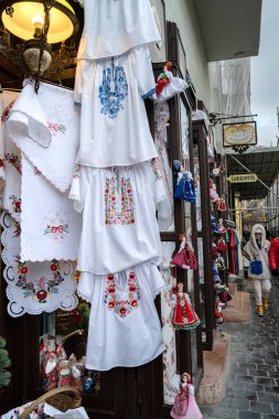 Budapeşte, Macaristan - 26 Kasım 2022: Geleneksel Macar tekstil ürünleri ve bebekleri Budapeşte, Macaristan, sokak satışı.