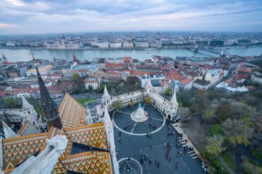 Budapeşte, Macaristan, Matthias kilise kulesinin tepesinden görüldüğü gibi. Kilise çatıları ve balıkçı kalesi ön planda..