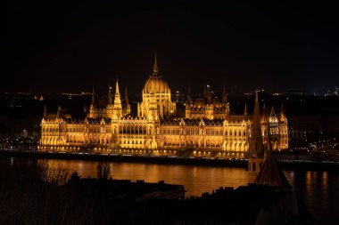 Budapeşte, Macaristan - 26 Kasım 2022: Tuna Nehri kıyısındaki parlamento, Budapeşte, Macaristan, gece.