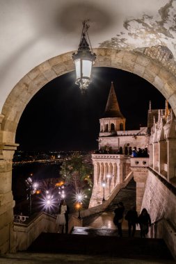 Budapeşte, Macaristan - 26 Kasım 2022: Balıkçı kalesi, Buda Tepesi, Budapeşte, Macaristan, gece.