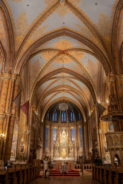Budapeszt Węgry Listopada 2022 Turyści Przy Ołtarzu Kościoła Matthias Wzgórze — Zdjęcie stockowe