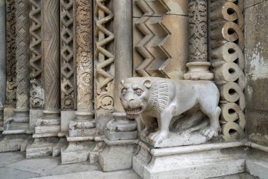 Budapeşte, Macaristan - 27 Kasım 2022: Budapeşte şehir parkındaki Vajdahunyad şatosunun avlusunda şapeli koruyan taş bir aslan.