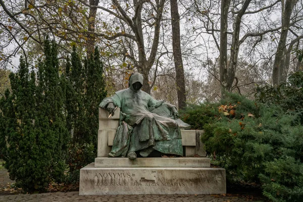 匈牙利布达佩斯 2022年11月27日 在一个阴郁的冬日里 布达佩斯市公园瓦杰达胡德城堡院子里的无名氏雕像 — 图库照片