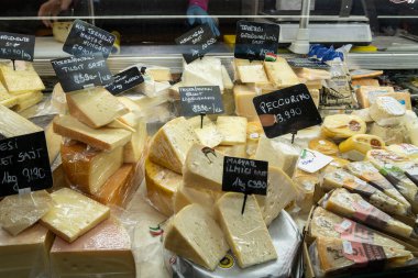 Budapeşte, Macaristan - 28 Kasım 2022: Budapeşte 'nin merkez pazarında bir Macar peynir dükkanı.