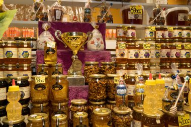 Budapeşte, Macaristan - 28 Kasım 2022: Budapeşte 'nin merkez pazarında bir Macar bal ürünleri mağazası.