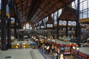 Budapeşte, Macaristan - 28 Kasım 2022: Budapeşte 'nin kapalı merkez pazar salonunun panoramik manzarası.