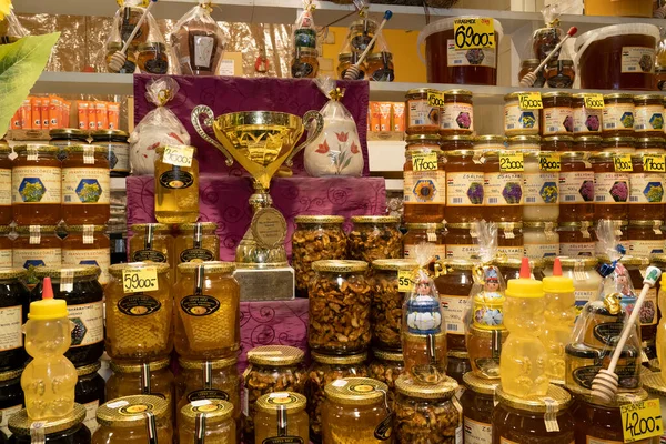 Budapeşte, Macaristan - 28 Kasım 2022: Budapeşte 'nin merkez pazarında bir Macar bal ürünleri mağazası.