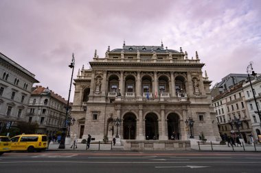 Budapeşte, Macaristan - 28 Kasım 2022: Macaristan Devlet Opera Evi, Budapeşte, Macaristan, alacakaranlıkta.