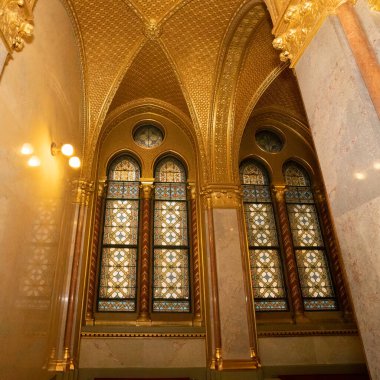 Budapeşte, Macaristan - 29 Kasım 2022: Macar parlamento binasının içindeki kemerli cam pencereler.