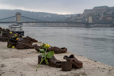 Budapeşte, Macaristan - 29 Kasım 2022: Tuna Bankası Soykırımı Anıtı Ayakkabıları, bulutlu bir kış gününde.