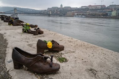 Budapeşte, Macaristan - 29 Kasım 2022: Tuna Bankası Soykırımı Anıtı Ayakkabıları, bulutlu bir kış gününde.