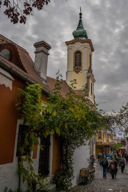 Szentendre, Macaristan - 30 Kasım 2022: Macar köyü Szentendre 'de bir kilise kulesi, bulutlu bir kış gününde.