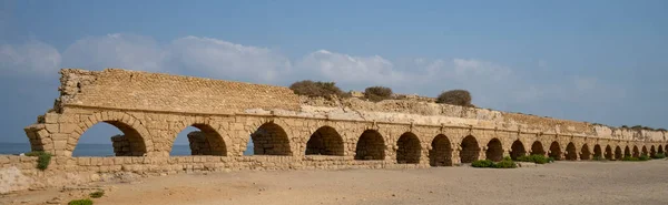 Antigo Aqueduto Romano Cesaréia Israel Praia Dia Claro Ensolarado — Fotografia de Stock